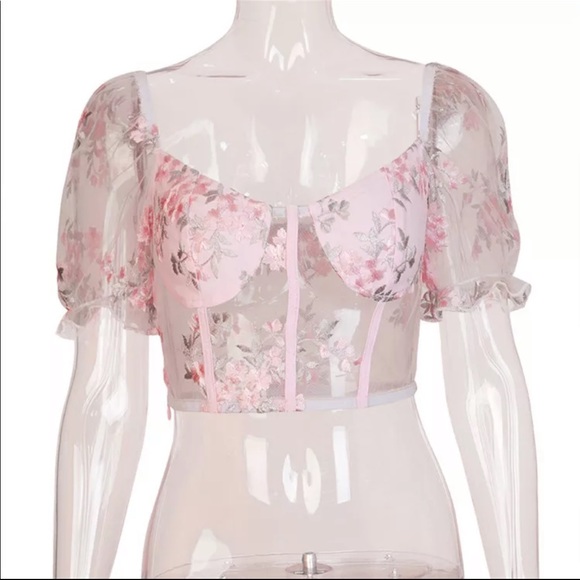 ⭐️ONE LEFT ⭐️ Floral embroidered crop top - Picture 4 of 10